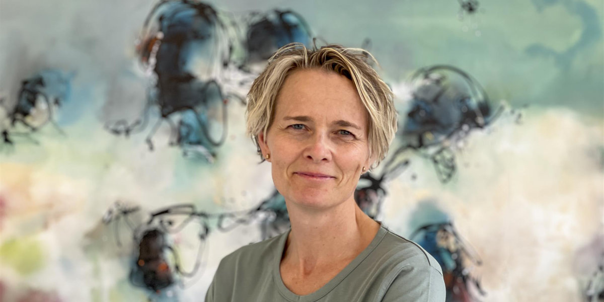ommajken Portræt af Majken Højrup Wiborg, læge og sexolog med Ph.D., ejer af Klinik for Sexologi i Esbjerg – smilende billede i professionel kontekst